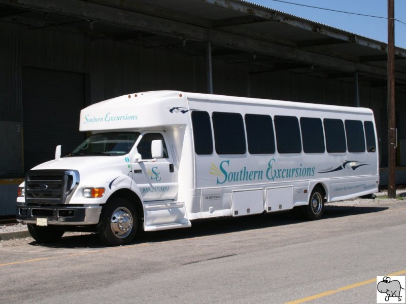 Reisebus auf Basis eines Ford F650 Chassis des amerikanischen Unternehmens  Southern Excursions . Aufgenommen am 23. September 2008 in Charleston, South Carolina.