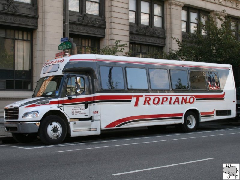 Reisebus auf Basis eines Freightliner Chassis des amerikanischen Unternehmens  Tropiano Tours . Aufgenommen wurde der Bus am 19. September 2008 in Philadelphia im US-Bundesstaat Pennsylvania.