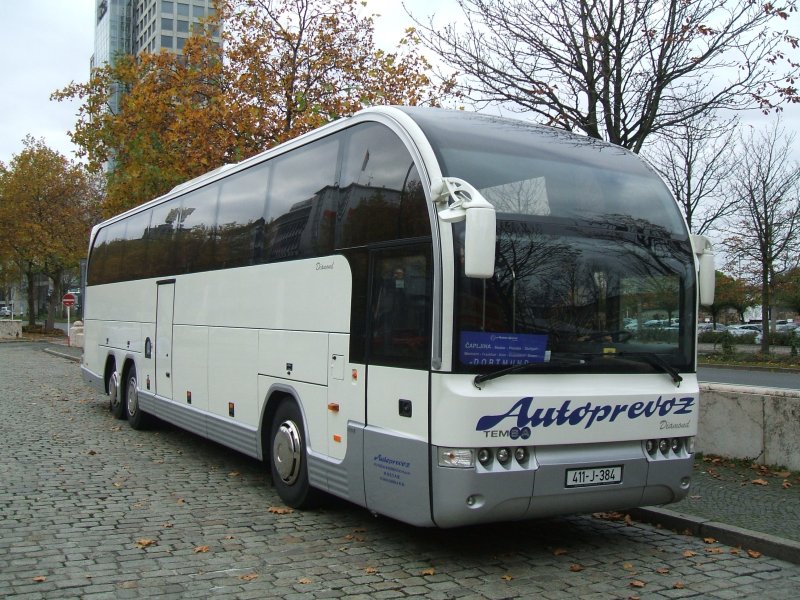 Reisebus aus BIH ,Marke  TEMSA Diamond  mit 3 Achsen im
Dortmunder Bbf. am Hbf. (04.11.2007)