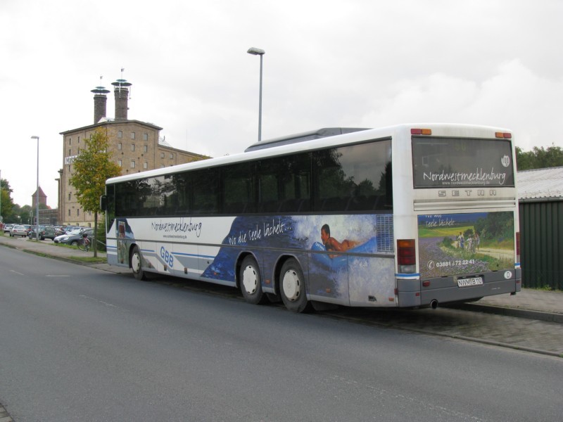 Reiseomnibus SETRA 319 UL der Grevesmühlener Busbetriebe [GBB] mit Werbung für den Landkreis Nordwestmecklenburg als Urlaubsregion vor der Kulisse der Kreisverwaltung, ehemalige Malzfabrik, Grevesmühlen 24.09.2008