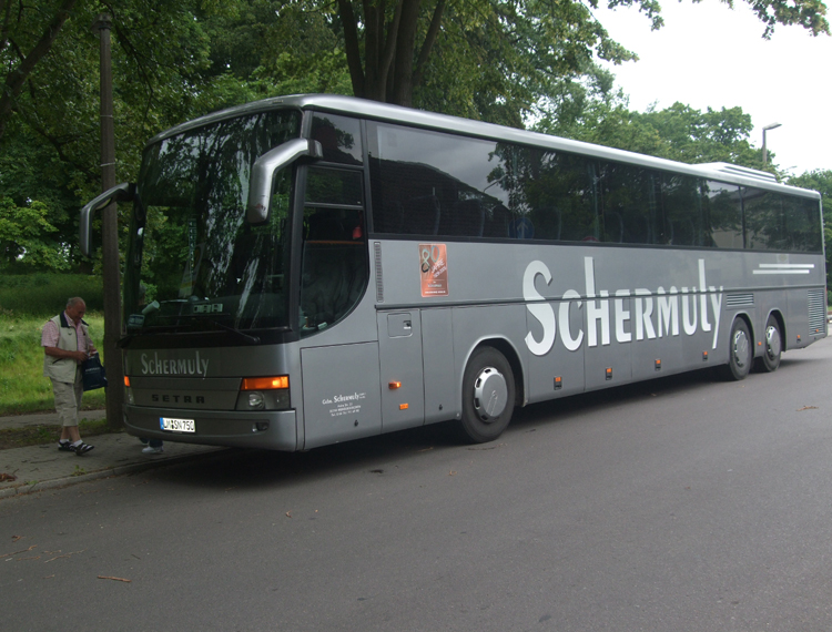 Reiseunternehmen Schermuly wartet vor dem Bahnhof Bad Doberan auf Fahrgste.(27.06.09)