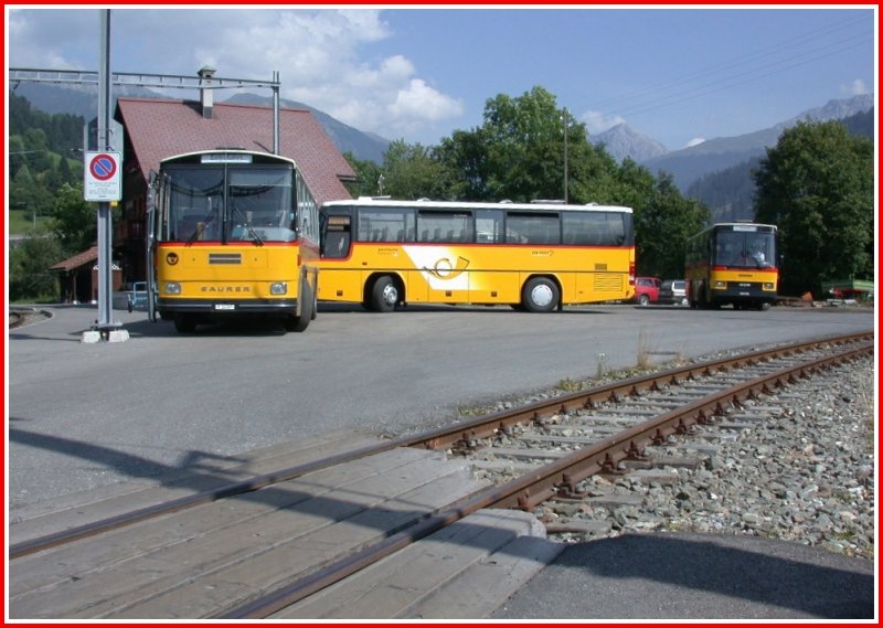 RhB Bahnerstzverkehr in St.Peter-Molinis auf dem Weg nach Arosa. Saurer-, Neoplan- und NAW Postauto. (Sommer 2002)