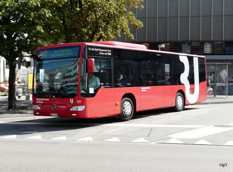 RJ + VZO - Mercedes Citaro Nr.201  ZH 745201  unterwegs auf der Linie 994 bei den Haltestellen vor dem Bahnhof in Rapperswil am 07.09.2009