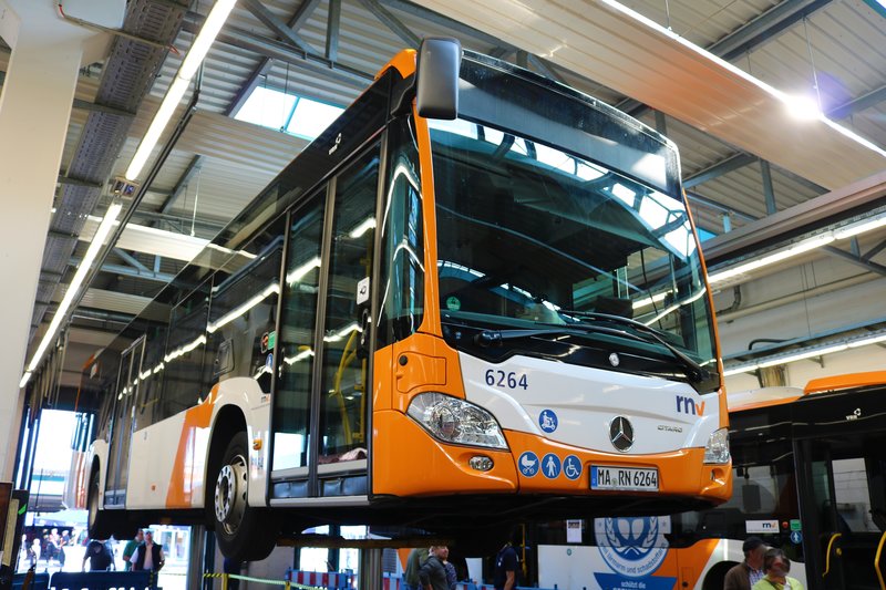 Rnv Mercedes Benz Citaro 2 Wagen 6264 Am 20 10 18 Beim Tag Der Offenen Tur In Mannheim Auf Der Hebebuhne Bus Bild De