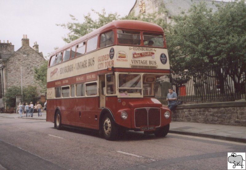 Routemaster Doppeldecker Bus der  Mac-Tours . Das Fahrzeug dient als Stadtbesichtigungsfahrzeug in Edinburgh / Schottland. Die Aufnahme entstand bei meiner Schottland Rundreise am 15. August 2004.