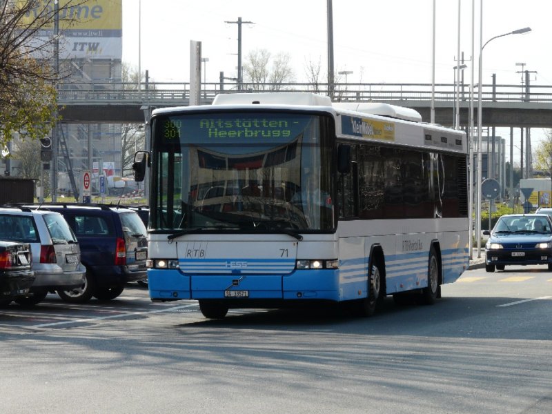 RTB - Volvo-Hess Bus Nr.71  SG 33571 bei zufahrt zu der Haltestelle vor dem Bahnhof von Buchs/SG am 13.04.2008