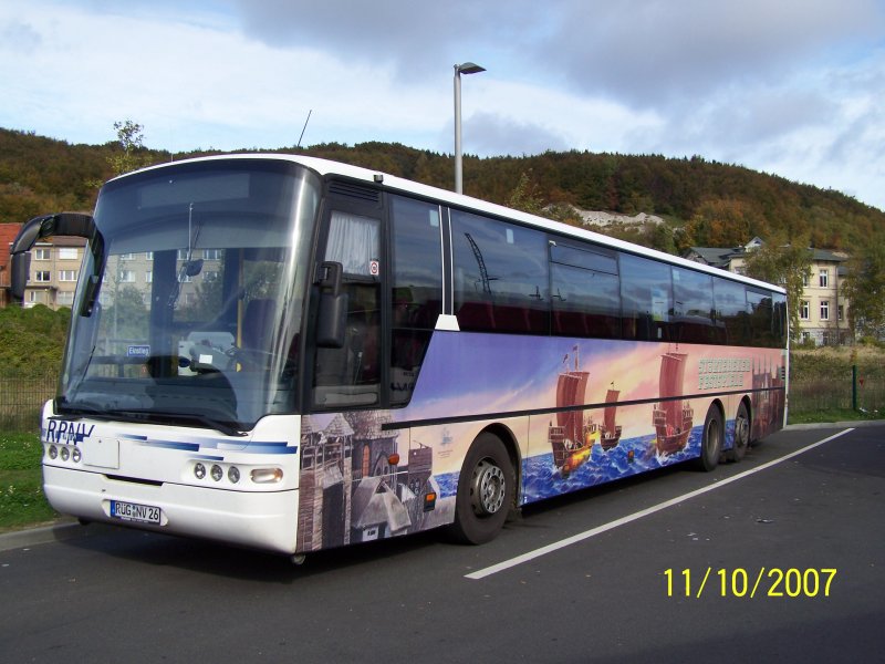 RÜG-nv 26,ein NEOPLAN N N318 im Busbahnhof Sassnitz.