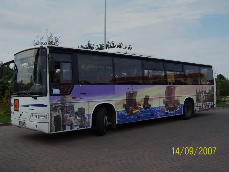 RG-NV 36,ein VOLVO B10M,der RPNV,mit eindrucksvoller Werbung fr die Strtebeker Festspiele im ZOB Bergen.