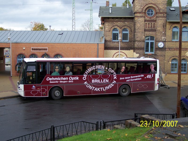 RÜG-NV 40,ein NEOPLAN N316 Ü der RPNV vor dem Bahnhof Bergen. 