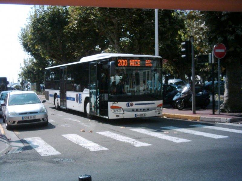 S 415 NF als Busverbindung zwischen Cannes und Nizza an der Cte d'Azur. Das Departement  Alpes Maritimes  befrdert diese Linie. Der Bus trgt dann die Beklebung der Transports des Alpes-Maritimes (TAM).