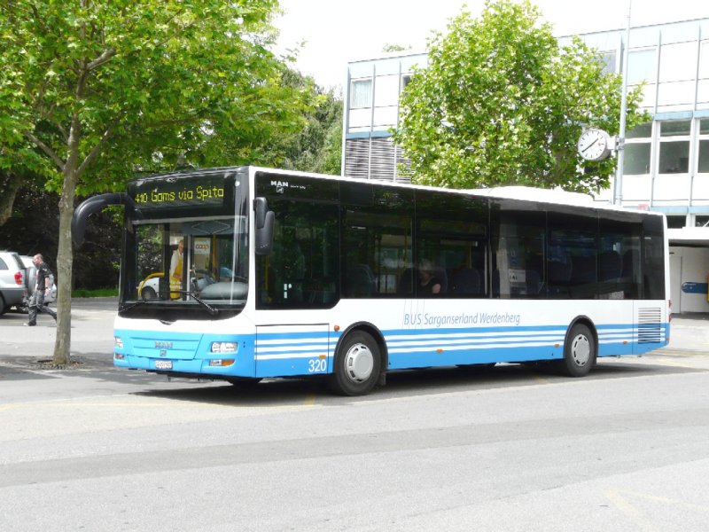 Sarganserland Werdenberg - MAN Lino`s City Bus Nr.320 SG 297507 bei der Haltestelle vor dem Bahnhof in Buchs/SG am 25.05.2008