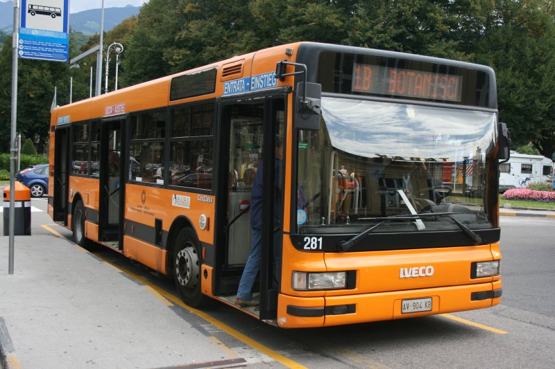 SASA, Bozen, Nr. 281 (AV904KB, Iveco CityClass 12) am 12.9.2009 am Bahnhof Meran. 