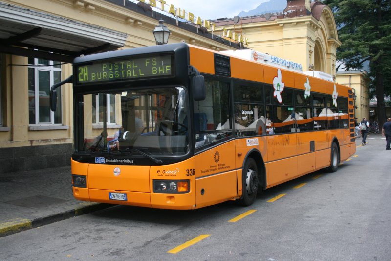 SASA, Bozen Nr. 366 (CN309SD, BredaMenarinibus, 2007) am 12.9.2009 am Bahnhof Meran. 