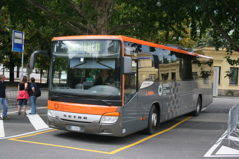 SASA, Bozen, Nr. 375 (DJ414BJ, Setra S415UL, 2007) am 12.9.2009 am Bahnhof Meran.