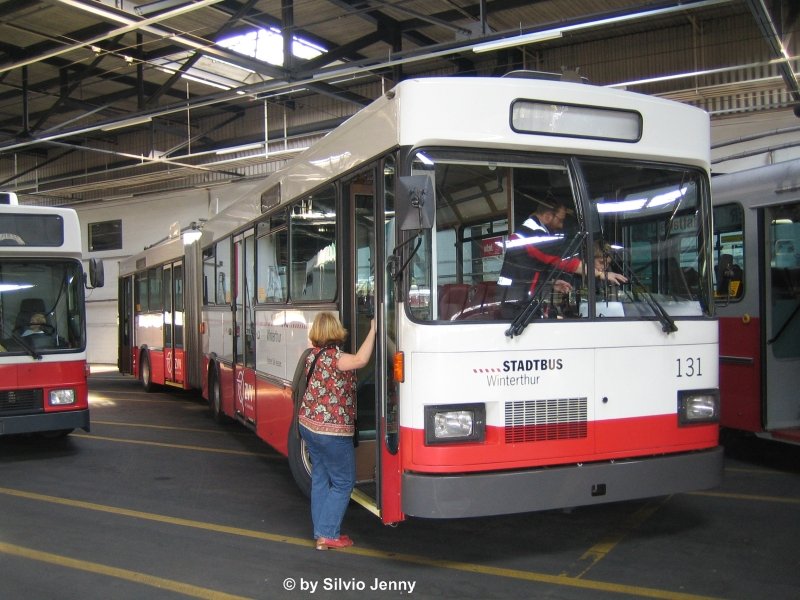 Saurer 131 im Depot Grüzefeld. Ende 2006 wnaderten alle Saurer/FHS/Strömberg ins rumänische Baia Mare. Geblieben ist der Saurer 131, der am Tag der offenen Tür selbstverständlich auch ausgestellt wurde. Sehr beliebt waren diese historischen Fahrzeugen bei den Kindern, die sich ans Steuer setzen konnten, und ein Stadtbus Chauffeur den begeistern Kinder die BEdienung des Fahrzeugs erklärte.