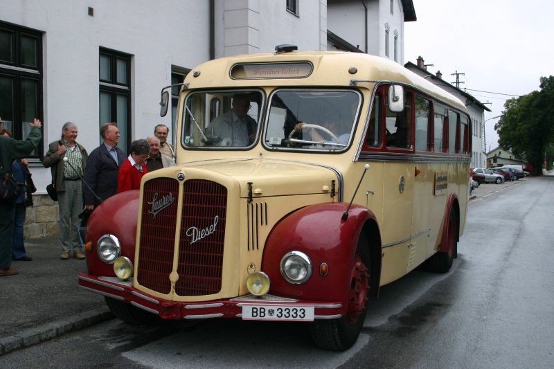 Saurer-Bus vor dem Bf. Sigmundsherberg am 6. August 2006