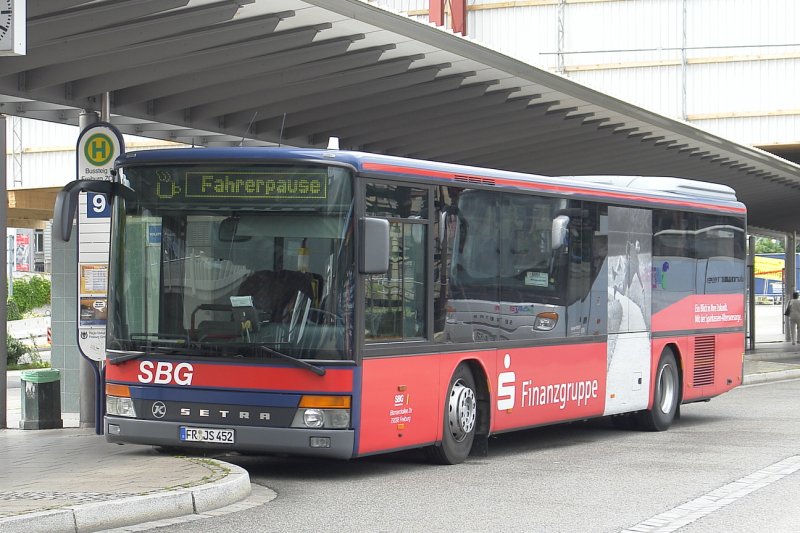 SBG  FR JS 452 mach Pause bis es wieder an die Arbeit geht.
Werbung: Sparkasse Finanzgruppe
Freiburg HBF 7.7.2009