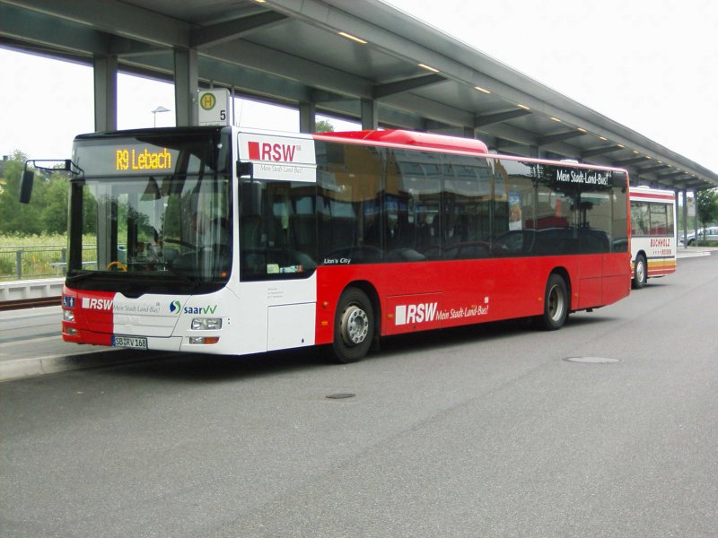 SB:RV 168 der RSW am 13.7.07 als R9 am neuen Busbahnhof  Lebach Bahnhof .