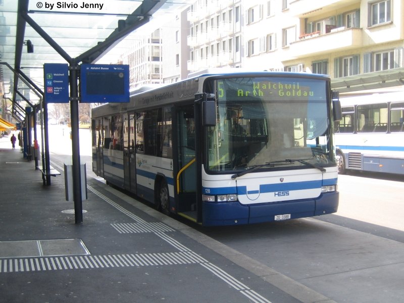 Scania/Hess N94UB Nr. 128 biem Bhf. Zug. Die Linie 5 nach Arth-Goldau wird gemeinsam mit dem ZVB Subunternehmer Auf der Maur betrieben.