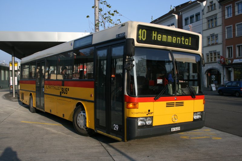 SchaffhausenBus / Rattin AG, Neuhausen Nr. 29 (SH 54'329, MB O405, 1992) am 23.12.2006 in Schaffhausen, Bahnhof.