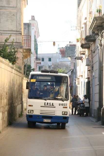 Schmale Gassen bestimmen das Stadtbild auf Prcida. Ein Bus der E.P.S.A. in der Via Vittorio Emanuele; 26.01.2008