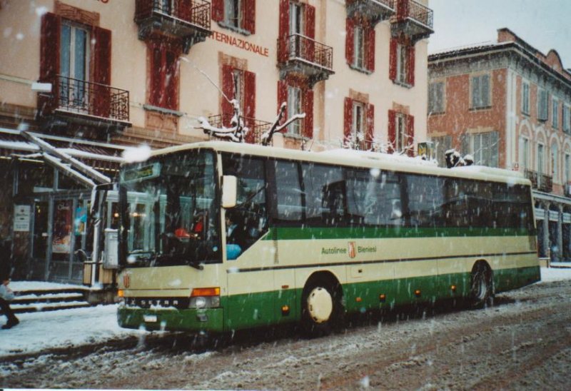 Schnee in Bellinzona: ABI Biasca Nr. 1/TI 231001 Setra am 10. Dezember 2008 Bellinzona, Bahnhof