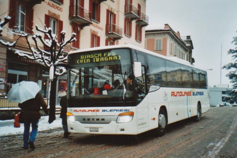 Schnee in Bellinzona: ABI Biasca Nr. 7/TI 231007 Setra am 10. Dezember 2008 Bellinzona, Bahnhof