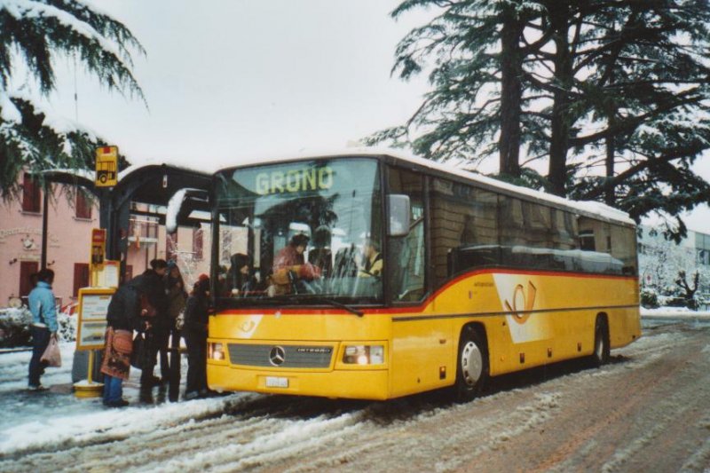 Schnee in Bellinzona: AutoPostale Ticino TI 215320 Mercedes Integro (ex P 25525) am 10. Dezember 2008 Bellinzona, Bahnhof