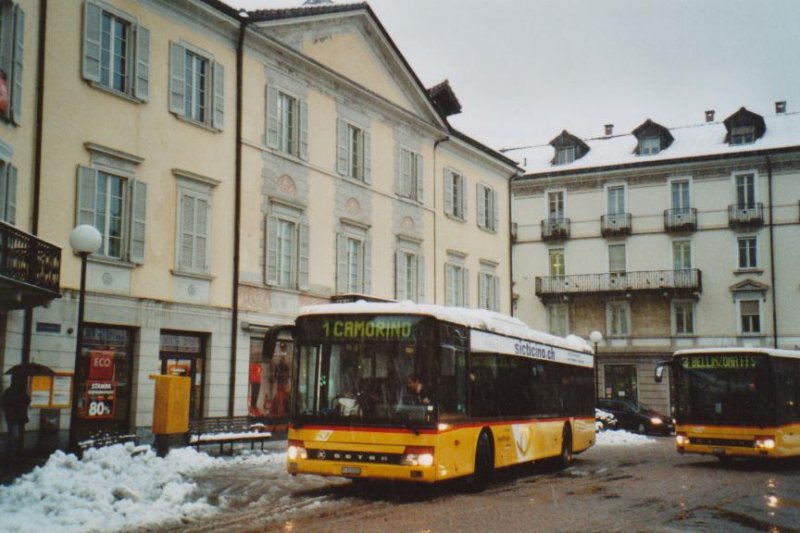 Schnee in Bellinzona: AutoPostale Ticino TI 215031 Setra (ex P 25650) am 10. Dezember 2008 Bellinzona, P. Indipendenza