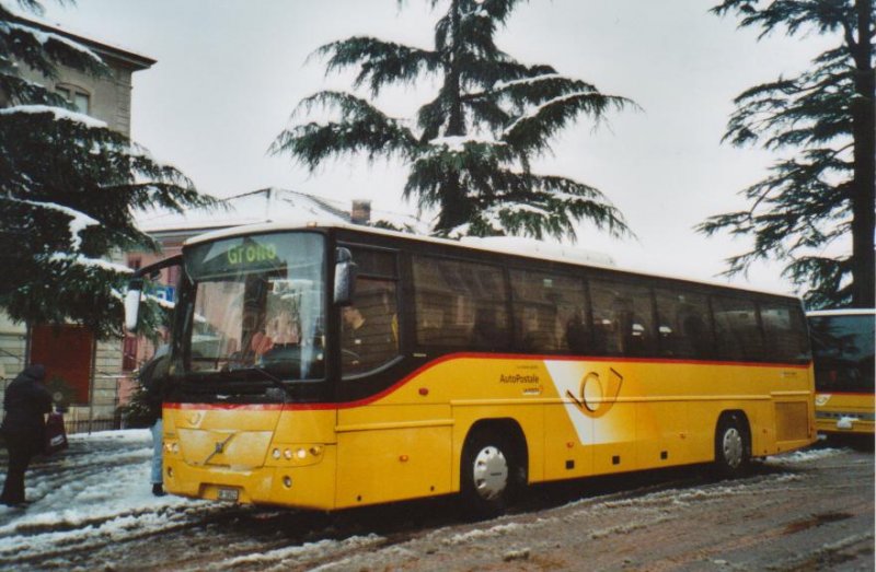 Schnee in Bellinzona: Pacciarelli, Grono GR 56523 Volvo am 10. Dezember 2008 Bellinzona, Bahnhof