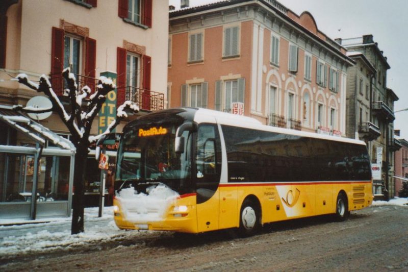 Schnee in Bellinzona: PostAuto Graubnden GR 162996 MAN am 10. Dezember 2008 Bellinzona, Bahnhof