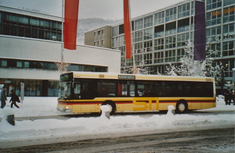 Schnee in Thun: STI Thun Nr. 82/BE 543382 MAN am 17. Dezember 2008 Thun, Bahnhof