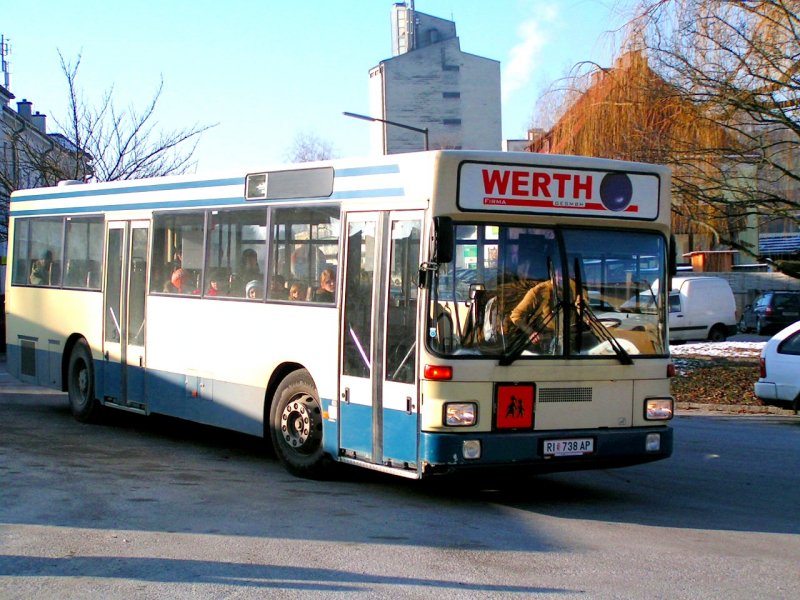 Schulbus eines Privatunternehmers fhrt nach einem Zwischenstopp am Hauptbahnhof RIED i.I. weitere Ziele an; 071219