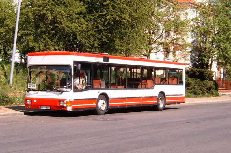 Secondhand-Niederflurlinienbus MAN NL 222, gekauft von Stadwerke Krefeld, vekehrt seit April 2007 bei Autobusy Karlovy Vary (KfZ 2K0 3622, noch ohne Firmenbezeichnung) auf den Regonallinien in Umbebung Marienbads. Bahnhof Marienbad 27. 4. 2007. Bei AKV verkehren auch andere Busse von SWK, meistens in Cheb (Eger).