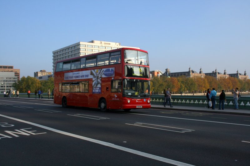 Selkent 17138 (Dennis Trident/Alexander ALX400, 1999) am 14.10.2007 auf der Westminster Bridge. 
