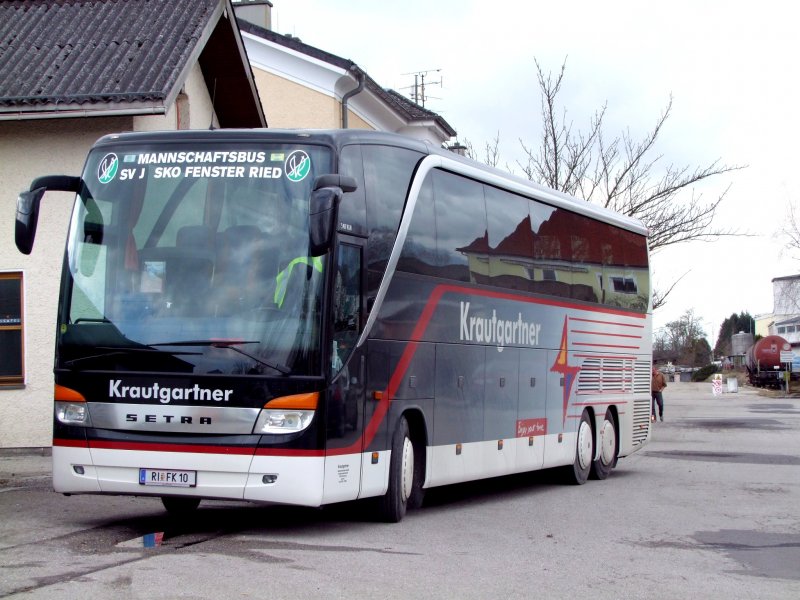 SETRA-417HDH der Fa. Krautgartner Reisen (Mannschaftsbus des Bundesligavereins SVR-Josko-Ried), wartet am Bahnhofsvorplatz in Ried i.I. auf Fahrgste zum Schienenersatzverkehr nach Neumarkt-Kallham; 090327