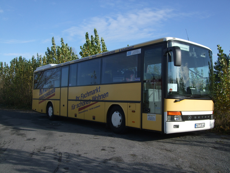 Setra-Bus als SEV fr RE8 zwischen Rostock Hbf.und Wismar steht irgendwo im Rostocker Stadtgebiet.(07.11.09)