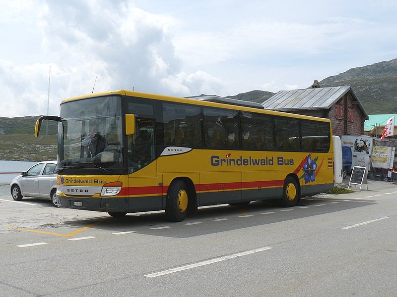 Setra Bus der Grindelwald Linie an der Grenze der Kantone Bern und Wallis auf der Passhhe des Grimsel aufgenommen am 01.08.08