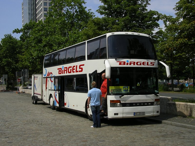 Setra mit Anhnger der Fa. Birgels aus Neuss im Dortmunder Hbf.
(06.07.2008)