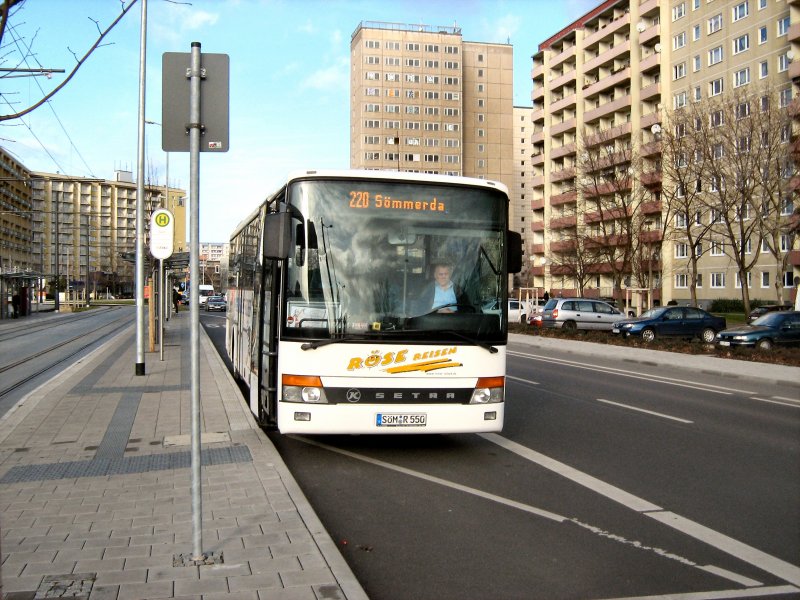 SETRA-Reisebus im Linienverkehr Erfurt-Smmerda, hier an der Endhaltestelle Rieth 6.12.2007