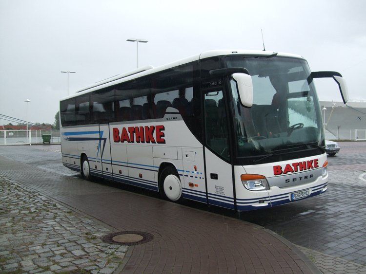 Setra-Reisebus wartet auf seinen nchsten Einsatz am Passagierkai Warnemnde.Aufgenommen am 04.06.09 um 18.10 Uhr
