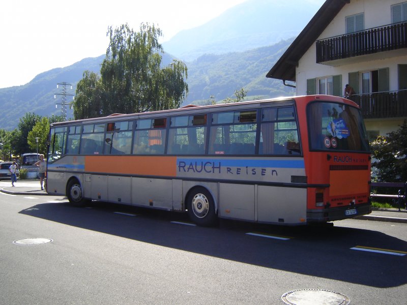 Setra S 215 UL von Rauch Reisen, aufgenommen im September 2006 am Kalterer See. Der Bus wurde vom SAD bernommen (deshalb seitlich mit orangener Folie berklebt) und war zu dieser Zeit im Touristen-Linienverkehr als Kalterer See & Wanderbus im Einsatz.