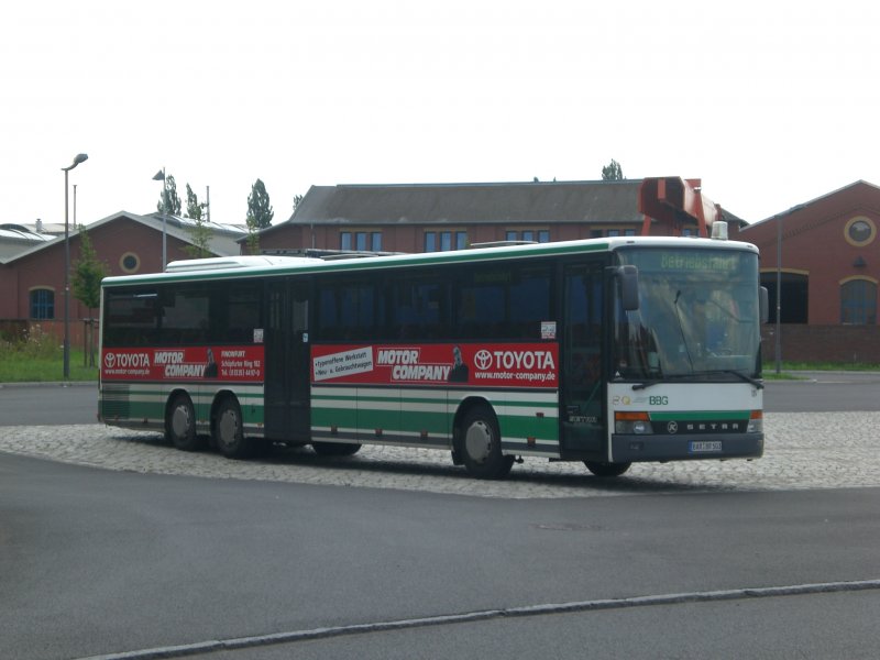 Setra S 300er-Serie auf Betriebsfahrt am Bahnhof Eberswalde. 
