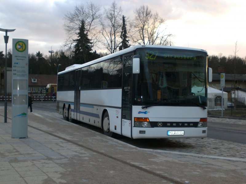 Setra S 300er-Serie auf der Linie 927 am S-Bahnhof Strausberg.