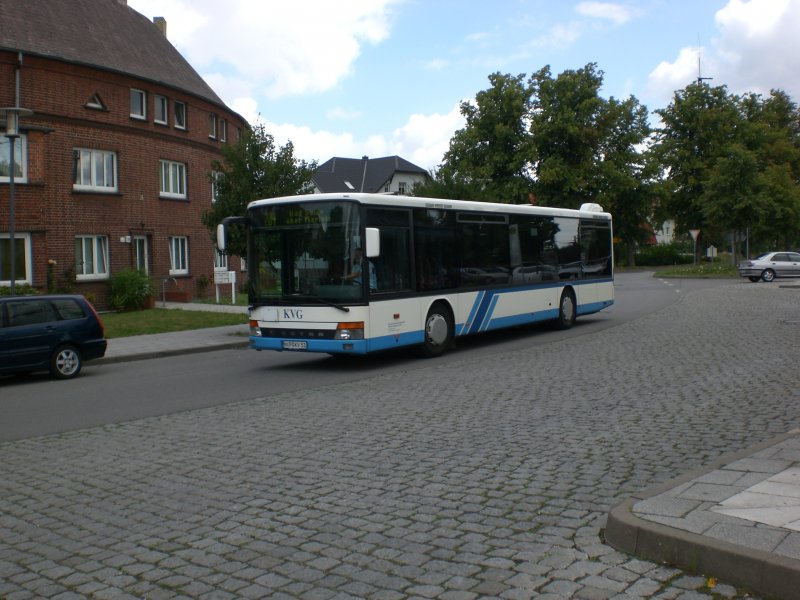 Setra S 300er-Serie NF auf der Linie 204 am Bahnhof Ribnitz-Damgarten.
