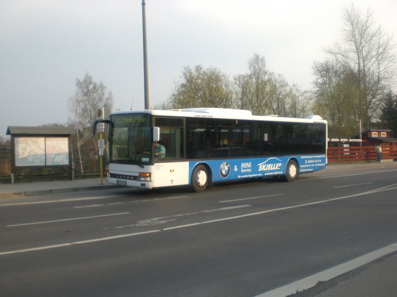 Setra S 300er-Serie NF auf der Linie 943nach Hnow-Nord am U-Bahnhof Hnow.