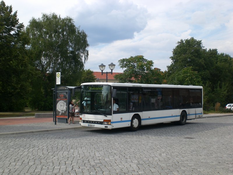 Setra S 300er-Serie NF auf der Linie 710 am Bahnhof Ludwigsfelde.
