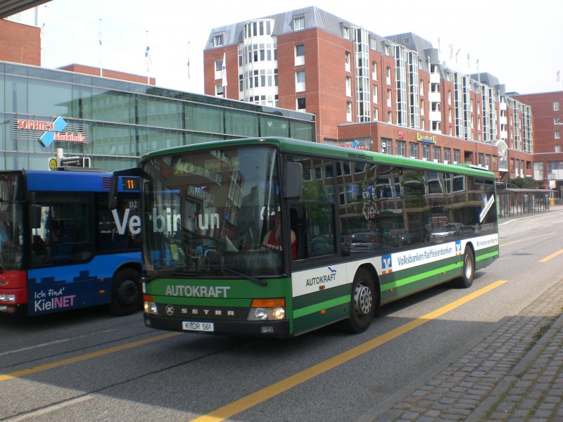 Setra S 300er-Serie NF auf Betriebsfahrt am Hauptbahnhof.