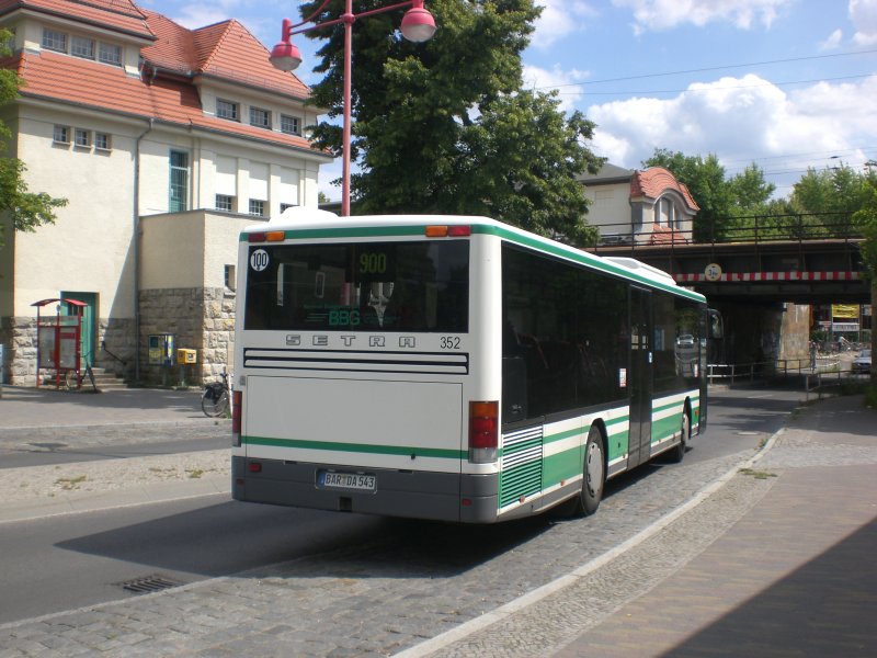 Setra S 300er-Serie NF auf der Linie 900 nach S-Bahnhof Buch am S-Bahnhof Zepernick.