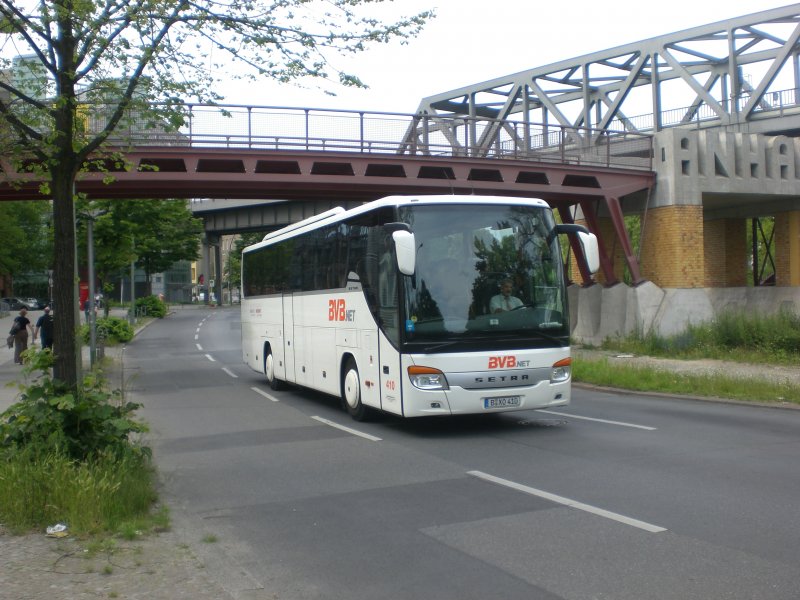 Setra S 400er Serie (Comfort Class) der Firma BVB nahe vom U-Bahnhof Mckernbrcke.